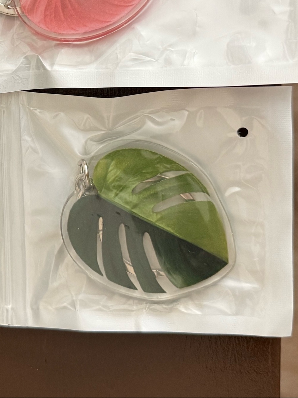 Two-Tone Monstera Leaf Keychain - Green Heart Design - Silver Hardware NEW! - Picture 4 of 4